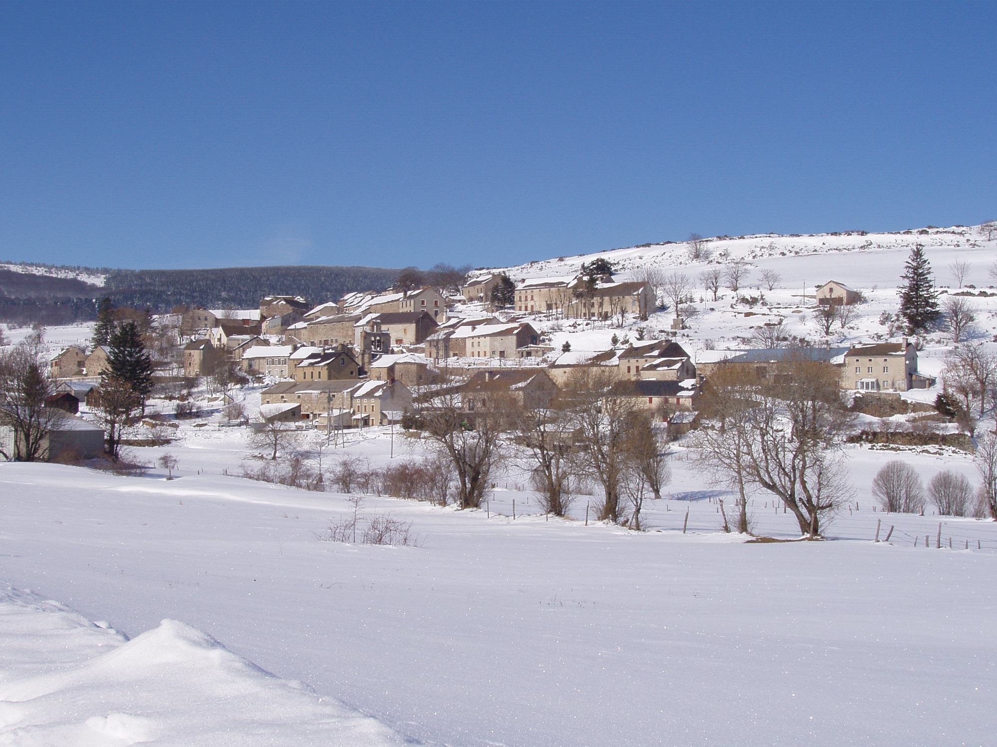 Gites La Panouse Village Vue hivernale Ciel bleu